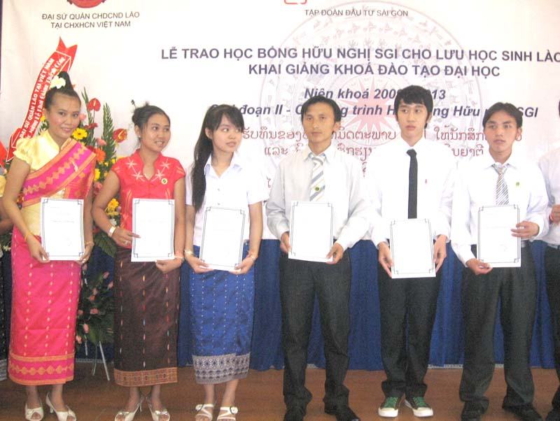 Đào tạo đại học cho 100 sinh viên Lào