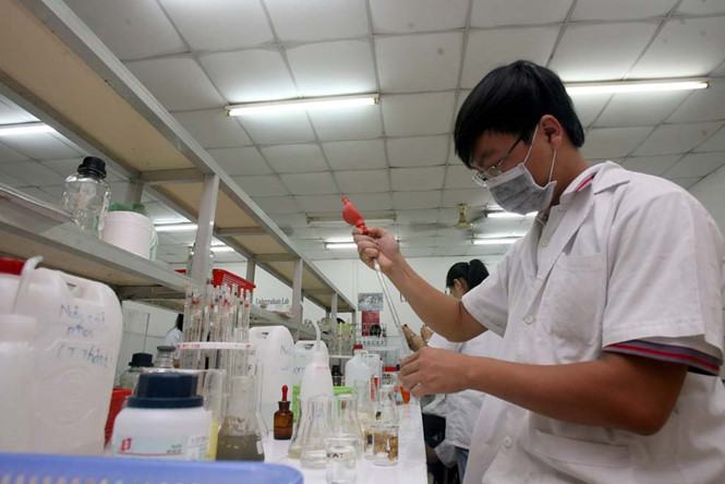 Sinh viên sau đại học làm nghiên cứu khoa học tại Trường ĐH Bách khoa TP.HCM  /// Ảnh: Đào Ngọc Thạch