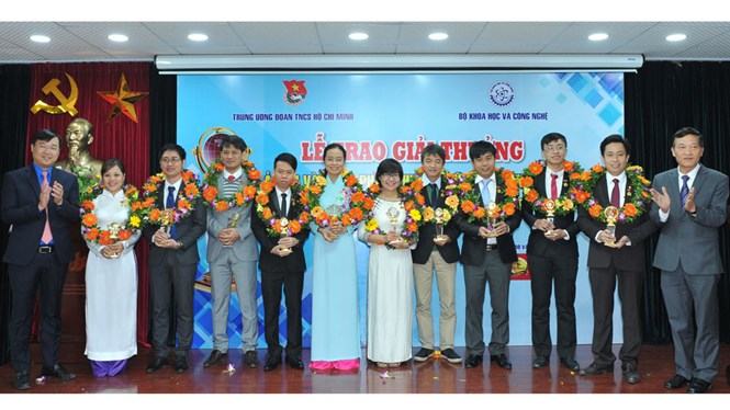 Bí thư thứ nhất T.Ư Đoàn Lê Quốc Phong và Thứ trưởng Bộ Khoa học - Công nghệ Trần Văn Tùng trao giải thưởng Quả cầu vàng  /// Ảnh: Phan Hậu