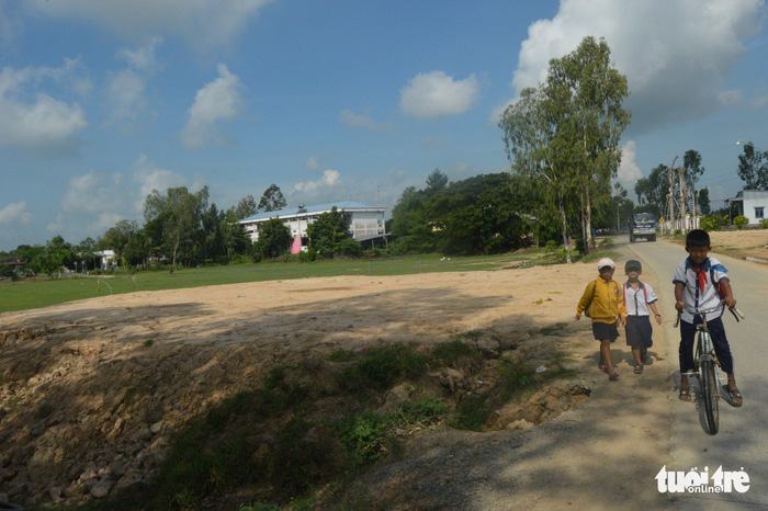 Đất sân bóng công bị biến thành đất ông bí thư xã? - Ảnh 1.