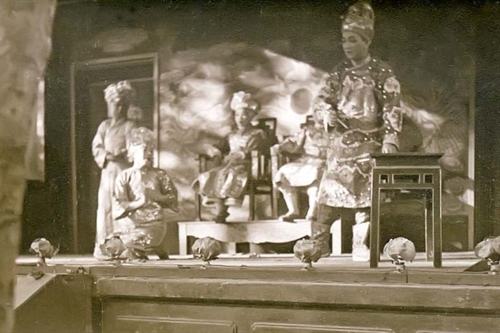 Vở Xử án Bàng Quý Phi do các nghệ sĩ Năm Phỉ, Bảy Nhiêu... biểu diễn tại Paris năm 1931 (Ảnh: bộ sưu tập của Clemens Radauer)