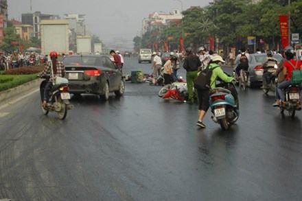 Dầu đổ, người lăn như “cù” khắp mặt đường