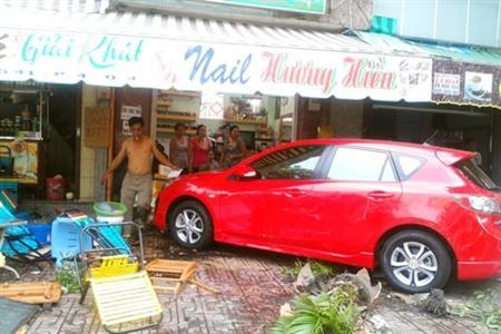 Đầu năm ô tô ‘viếng’ nhà, cụ bà trọng thương