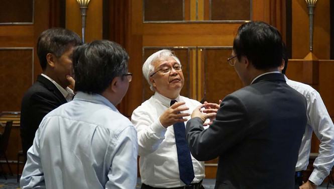 Ông Phan Thanh Bình (giữa), Chủ nhiệm Ủy ban Văn hóa, Giáo dục, Thanh niên, Thiếu niên và Nhi đồng Quốc hội trao đổi với các đại biểu bên lề hội thảo /// Ảnh: Lê Hiệp