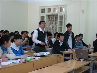 Dạy bằng tiếng Anh ở trường chuyên: Thầy, trò cùng kêu khó