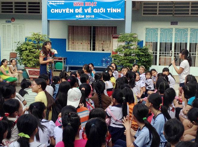 Một buổi sinh hoạt về giới tính với học sinh