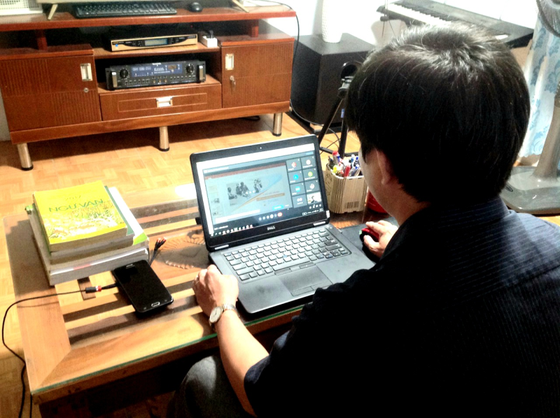 Khi dạy học trực tuyến, giáo viên phải tương tác với rất nhiều nhóm trên mạng /// Đào Ngọc Thạch