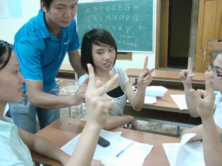 Dạy ngôn ngữ bằng tay cho người bình thường