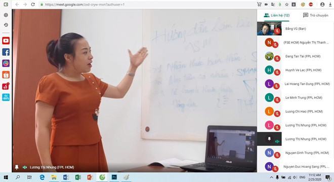 Thạc sĩ Lương Thị Nhung trong một buổi dạy trực tuyến	 /// Ảnh: NVCC