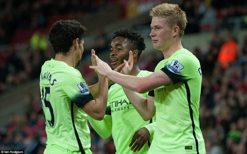 De Bruyne – Sterling giúp Man City “tàn sát” Mèo đen