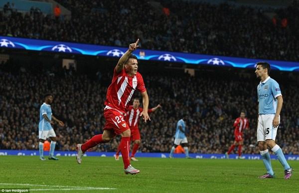 De Bruyne tỏa sáng, Man City thắng may phút chót