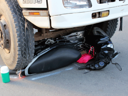 Để tránh bánh xe tải cô gái lăn nhiều vòng