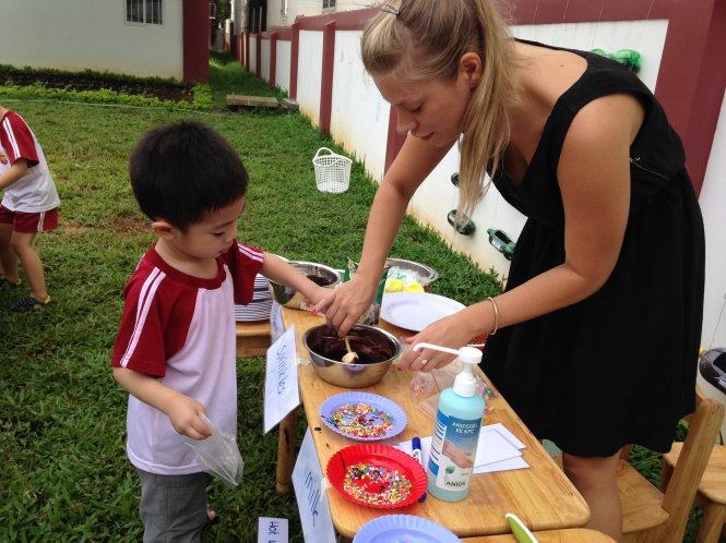 Các bé vừa học vừa chơi qua các tiết thực hành tại trường mầm non quốc tế Saigon Academy