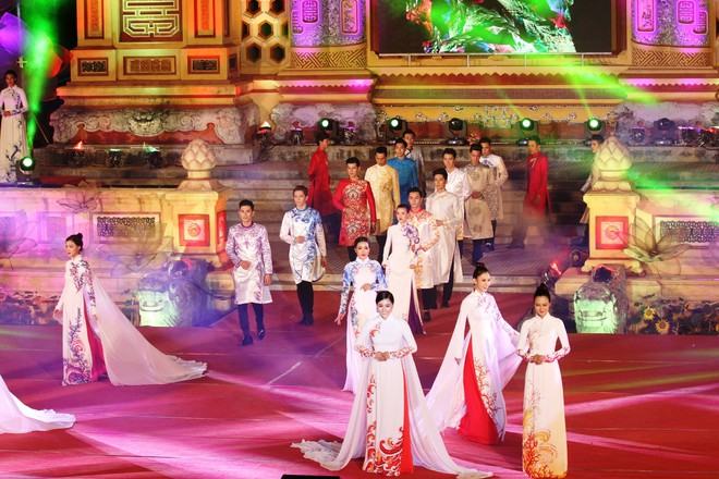 Trình diễn áo dài tại lễ hội áo dài trong Festival Huế /// Ảnh: B.N.L