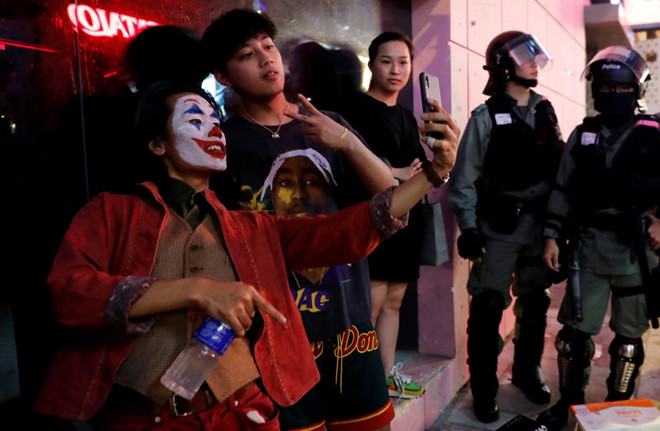 Đêm Halloween không yên bình ở Hồng Kông - ảnh 1