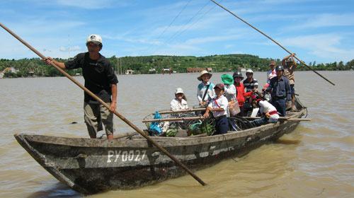 Đến trường bằng đò không có áo phao