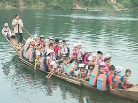 Đến trường phải qua… 3 lần đò