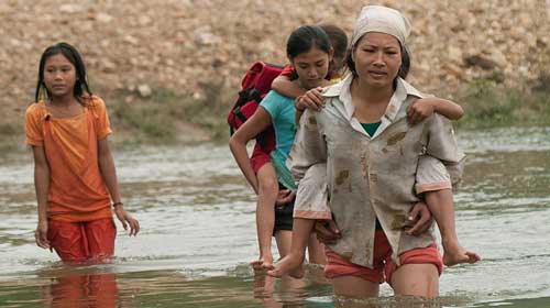 Đến trường trên lưng mẹ cha