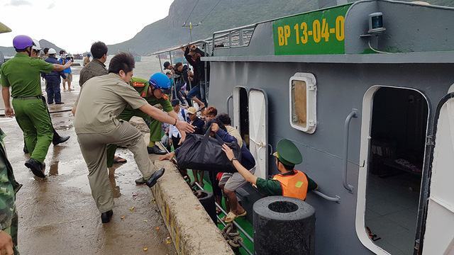 Đến từng tàu buộc ngư dân Côn Đảo lên bờ tránh bão Tembin