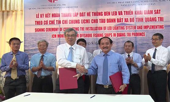 Bàn giao đèn LED cho tàu đánh bắt xa bờ