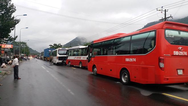 Đèo Bảo Lộc sạt lở tan hoang, ô tô kẹt cứng hàng chục km suốt đêm - ảnh 3