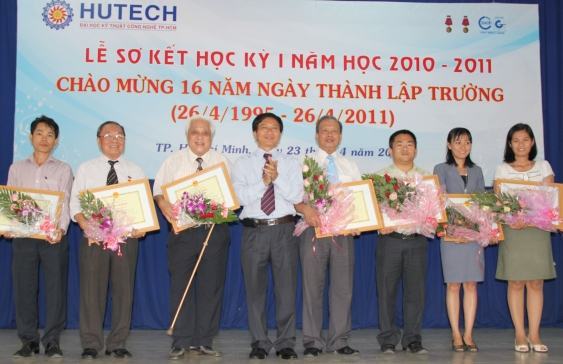 ĐH Kỹ Thuật Công Nghệ TP.HCM: Kỷ niệm 16 năm thành lập và tặng 300 học bổng