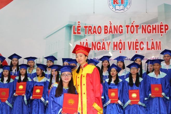 ĐH Kinh tế-Kỹ thuật Bình Dương trao bằng tốt nghiệp cho 725 cử nhân, kỹ thuật viên