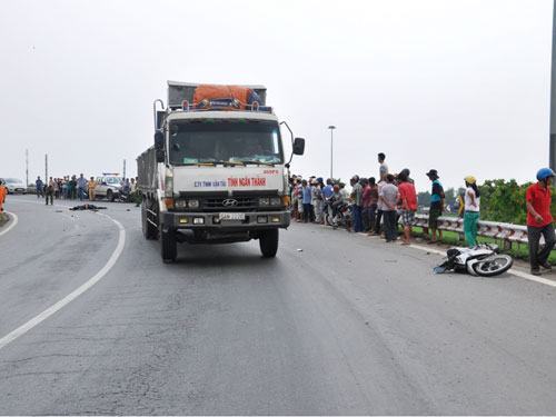 Đi ăn giỗ về quẹt xe tải, hai vợ chồng tử nạn