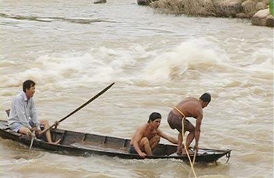 Đi chơi thác, 3 học sinh bị nước cuốn trôi
