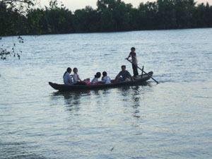 Đi đến trường bằng đường thủy: Hiểm họa chực chờ