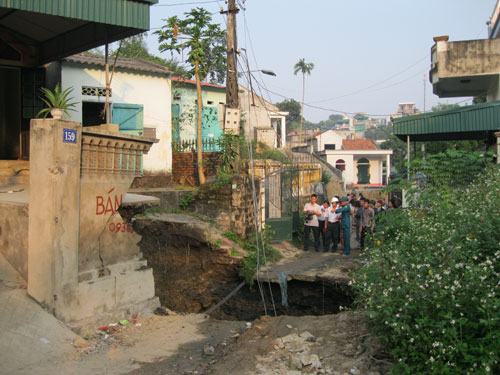 Di dời dân khỏi “hố tử thần”