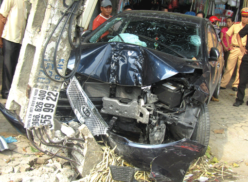 Đi gần xe “điên” 2 người nhập viện