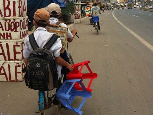 Đi học phải… mang ghế !