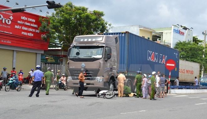 Đi mời cưới con gái, hai vợ chồng bị xe container đâm tử vong