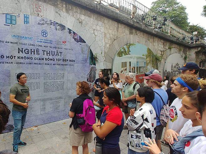 Đi tour cùng giám tuyển