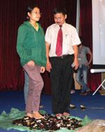 Đi trên thủy tinh vỡ