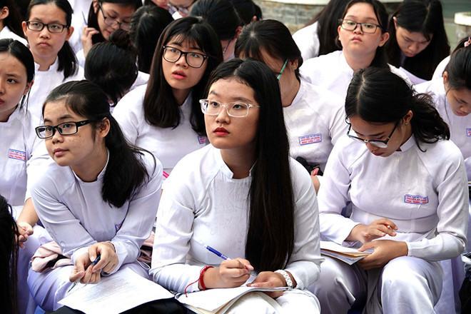 Học sinh lớp 12 Trường THPT Nguyễn An Ninh (Q.10, TP.HCM) nghe hướng dẫn ghi phiếu đăng ký dự thi sáng 1.4 /// ẢNH: ĐÀO NGỌC THẠCH 