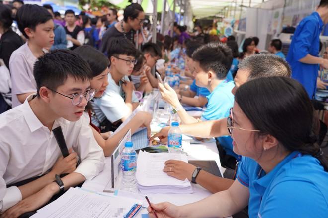 Thí sinh tìm hiểu thông tin tuyển sinh của Trường ĐH Khoa học tự nhiên Hà Nội /// ẢNH: HOÀI HƯƠNG