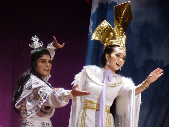 Diễn cải lương tại sân khấu nhỏ