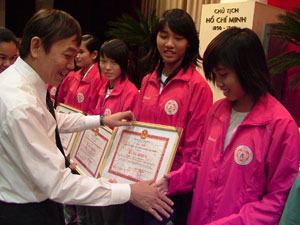 Diễn đàn “biện pháp nào giáo dục HS chưa ngoan?”: Gia đình phải là “tổ ấm” tinh thần