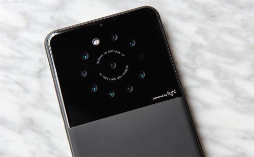 Điện thoại với cụm camera 9 ống kính ở mặt sau