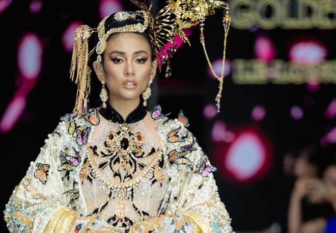 Diện trang phục nặng 25kg, Võ Hoàng Yến té ngã khi đang trình diễn