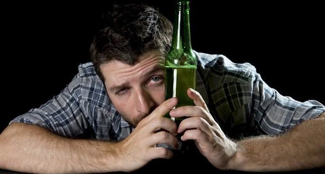 Uống quá nhiều rượu gây hại cho sức khỏe /// Ảnh minh họa: Shutterstock
