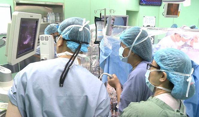Bác sĩ mổ tim nội soi cho bệnh nhân /// Nguyên Mi