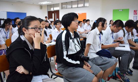 Trao đổi kinh nghiệm nghiên cứu khoa học với bạn bè quốc tế