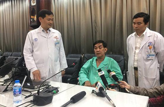 Gắp 10 mảnh dị vật từ hốc mắt của một bệnh nhân