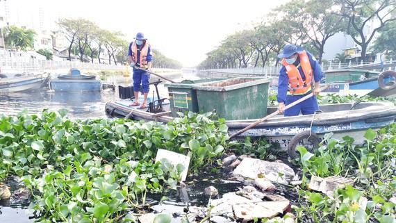 Đổ tiền dọn rác, rác lại hoàn rác: Lại “bức tử” những dòng kênh