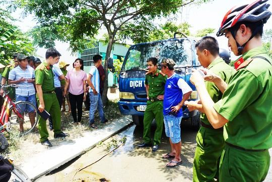 Đổ trộm nhớt thải xuống cống thoát nước, một tài xế bị phạt 100 triệu đồng - Ảnh 1.