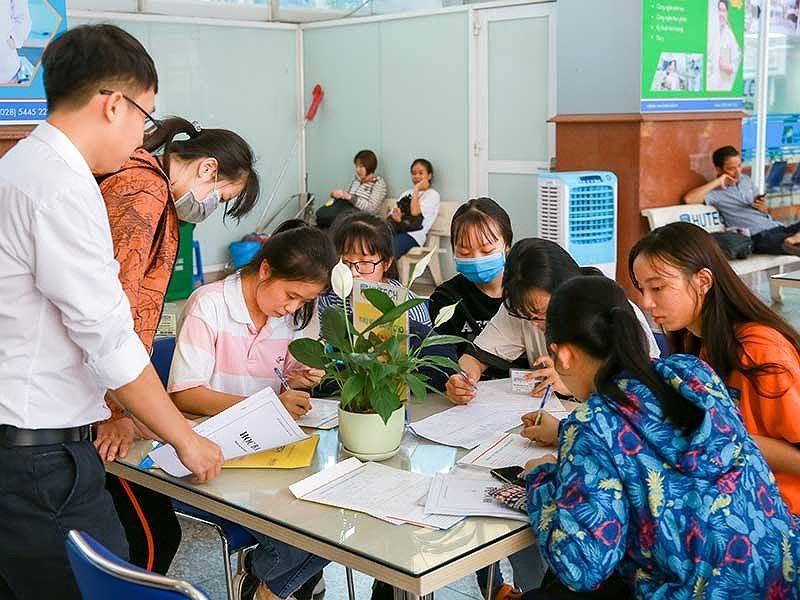 Đổ xô xét học bạ, vào đại học bằng mọi giá - ảnh 1