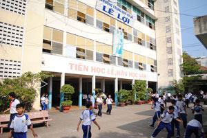 Dọa chặt tay học sinh để tống tiền